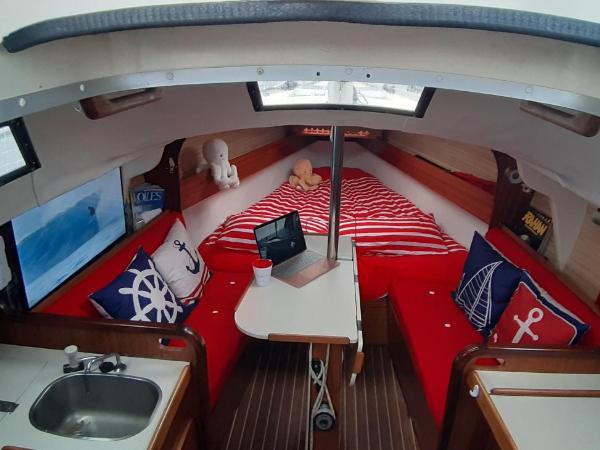 Voilier à quai 4 personnes - 2 mn à pieds grande plage : photo 4 de la chambre mobile home