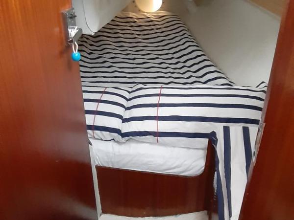 Voilier à quai 4 personnes - 2 mn à pieds grande plage : photo 5 de la chambre mobile home