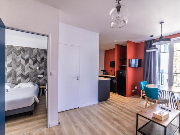 Logis Hôtel Ker Mor : photo 2 de la chambre appartement avec balcon - vue partielle sur mer