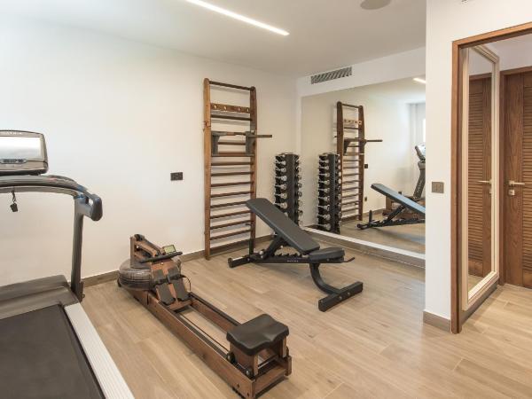 Nana Princess Suites Villas & Spa : photo 2 de la chambre suite aqua marine au bord de l'eau - baignoire d'hydromassage extérieure et salle de sport