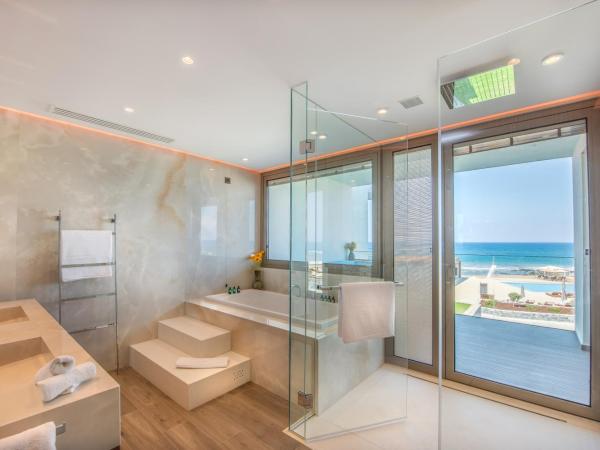 Nana Princess Suites Villas & Spa : photo 3 de la chambre suite aqua marine au bord de l'eau - baignoire d'hydromassage extérieure et salle de sport