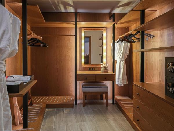 Nana Princess Suites Villas & Spa : photo 6 de la chambre  villa de rêve princesse - vue mer avec piscine privée, baignoire d'hydromassage extérieure et sauna soul 