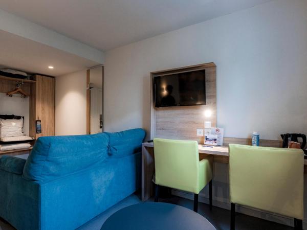 Kyriad Annemasse - Geneve : photo 6 de la chambre chambre familiale supérieure avec 2 lits simples et 1 canapé-lit double 