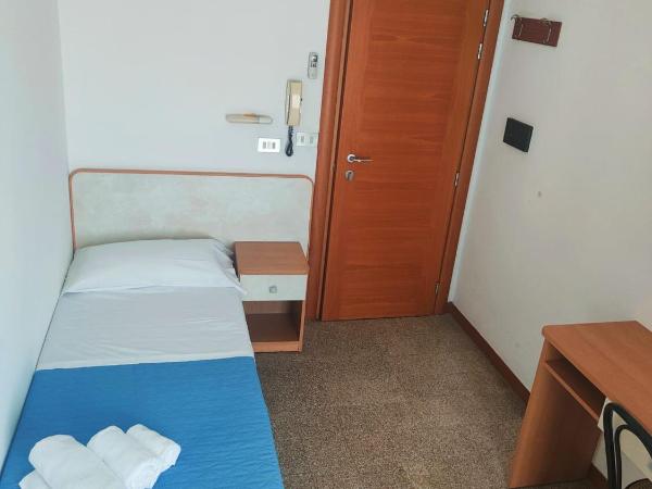 Hotel Gioiella : photo 1 de la chambre chambre lits jumeaux avec salle de bains privative séparée