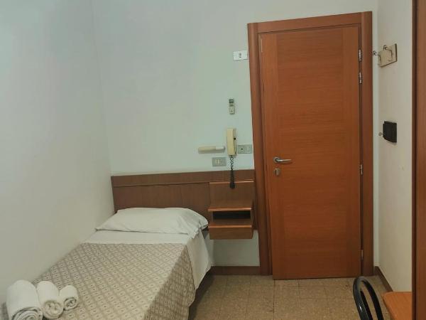 Hotel Gioiella : photo 2 de la chambre chambre lits jumeaux avec salle de bains privative séparée