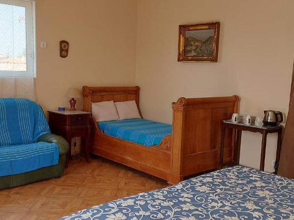 Chambre d'hôte Fleur de Potager : photo 2 de la chambre chambre triple avec terrasse