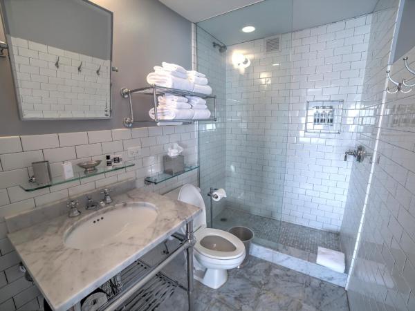 Q&C Hotel and Bar New Orleans, Autograph Collection : photo 1 de la chambre chambre avec 2 grands lits queen-size