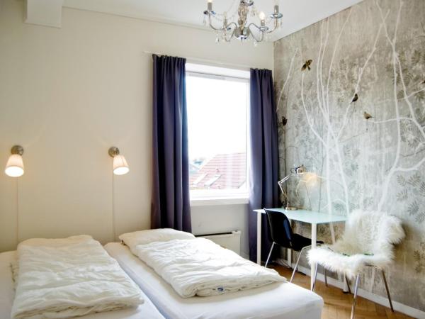 City Hostel Bergen : photo 8 de la chambre chambre lits jumeaux avec salle de bains commune