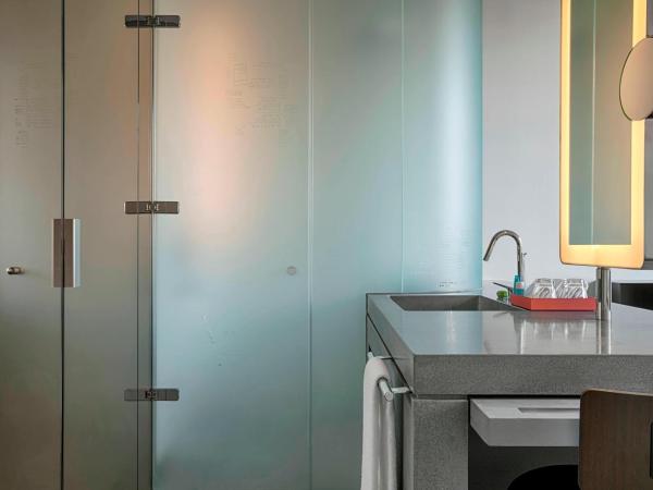 W Amsterdam : photo 4 de la chambre chambre cozy exchange avec 1 lit king-size - vue sur atrium