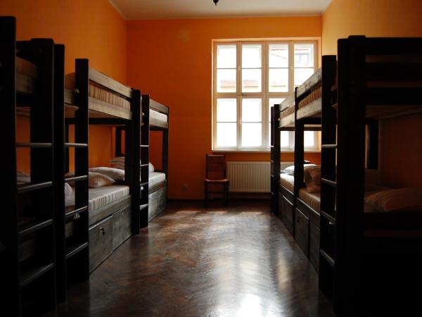 The Little Havana Party Hostel : photo 2 de la chambre lit dans dortoir de 8 lits avec salle de bains 