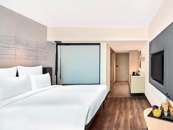 Novotel Mumbai International Airport : photo 2 de la chambre standard king bed with 20% discount on spa and food & soft beverage at restaurants only and 10% on laundry