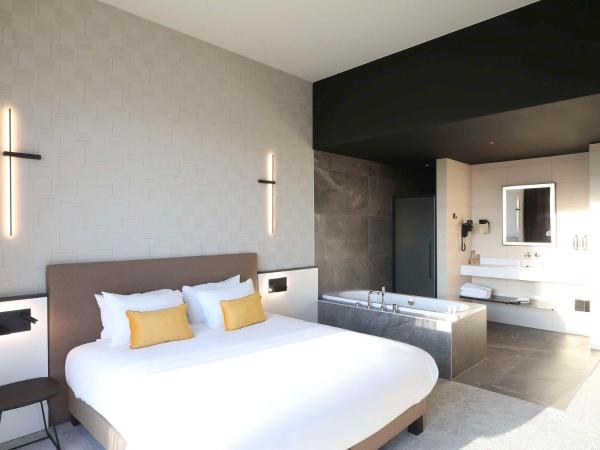 Mercure Namur Hotel : photo 3 de la chambre suite junior lit king-size avec baignoire spa - vue sur citadelle ou fleuve