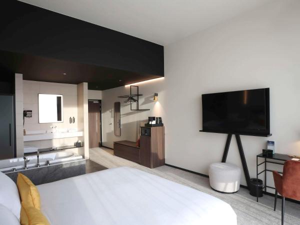 Mercure Namur Hotel : photo 4 de la chambre suite junior lit king-size avec baignoire spa - vue sur citadelle ou fleuve
