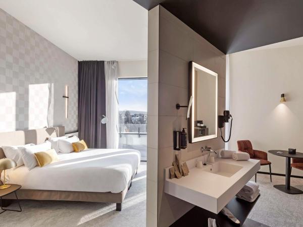 Mercure Namur Hotel : photo 6 de la chambre suite junior lit king-size avec baignoire spa - accès à la terrasse - vue sur fleuve