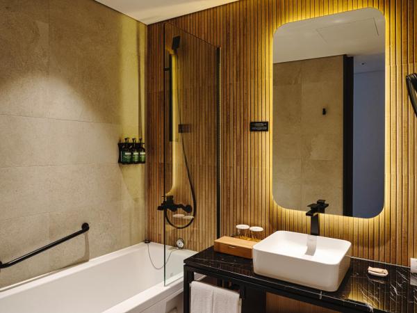 voco Seoul Gangnam, an IHG Hotel : photo 3 de la chambre chambre lit king-size premium avec baignoire/douche combinées