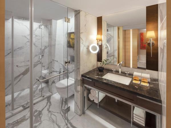 JW Marriott Mumbai Juhu : photo 2 de la chambre chambre lit king-size - vue sur ville