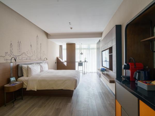 UrCove by HYATT Futian CBD : photo 2 de la chambre chambre lit king-size de luxe - vue sur jardin