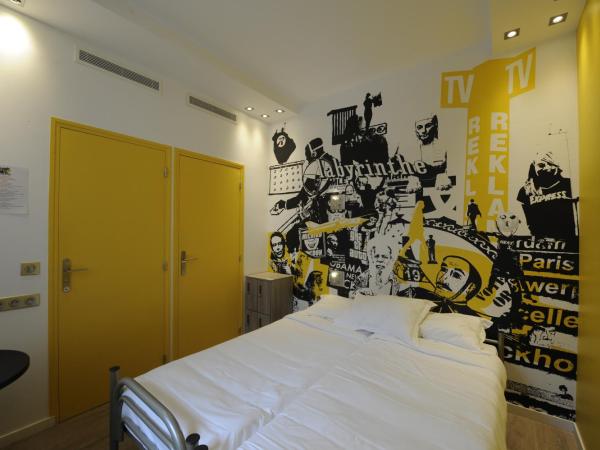The 3 Ducks Eiffel Tower by Hiphophostels : photo 2 de la chambre chambre lits jumeaux avec douche