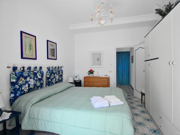 Casa Augusto B&B : photo 5 de la chambre chambre double ou lits jumeaux avec terrasse - vue sur mer
