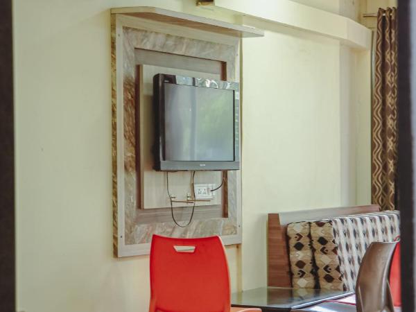 Hotel Mukesh Residency : photo 3 de la chambre suite familiale