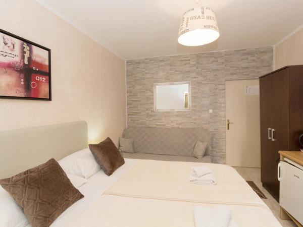 Rooms Porto de Mar Bed & Breakfast : photo 9 de la chambre chambre triple avec balcon
