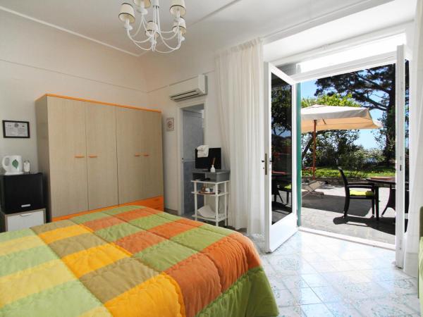 Casa Augusto B&B : photo 2 de la chambre chambre triple avec terrasse