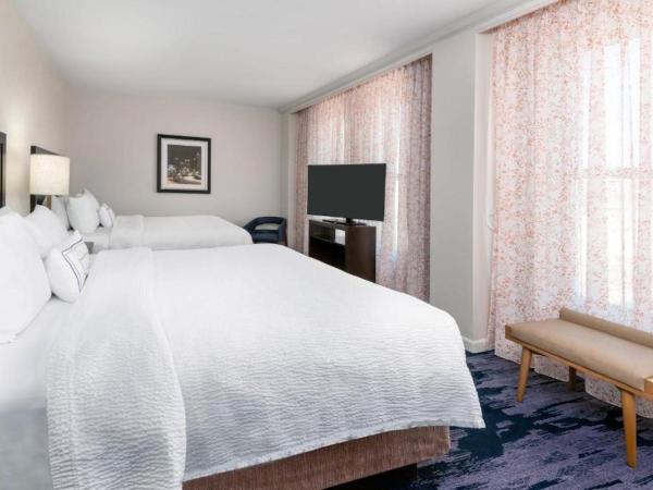 Fairfield Inn & Suites by Marriott Atlanta Downtown : photo 1 de la chambre suite avec 2 lits king-size, canapé-lit et salon