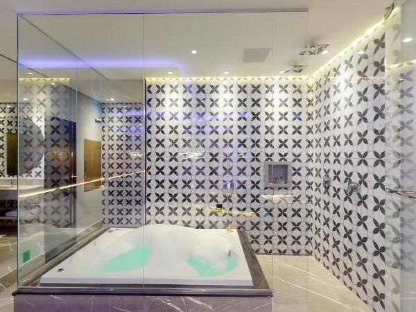 Motel DUBAI BH : photo 5 de la chambre studio avec baignoire spa