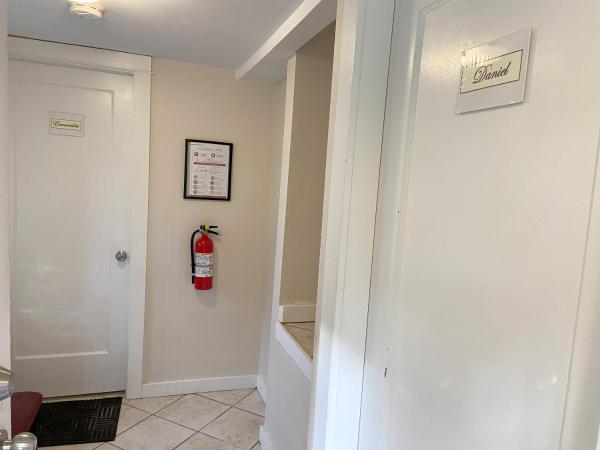 Douglas Guest House : photo 5 de la chambre chambre familiale avec salle de bains privative