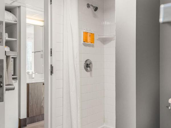 YWCA Hotel Vancouver : photo 2 de la chambre chambre double avec salle de bains privative