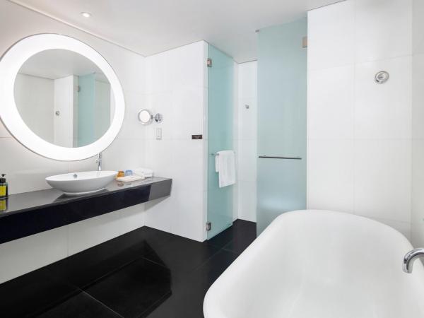 Nina Hotel Tsuen Wan West : photo 2 de la chambre premier city view (tower 2) - 2 queen beds