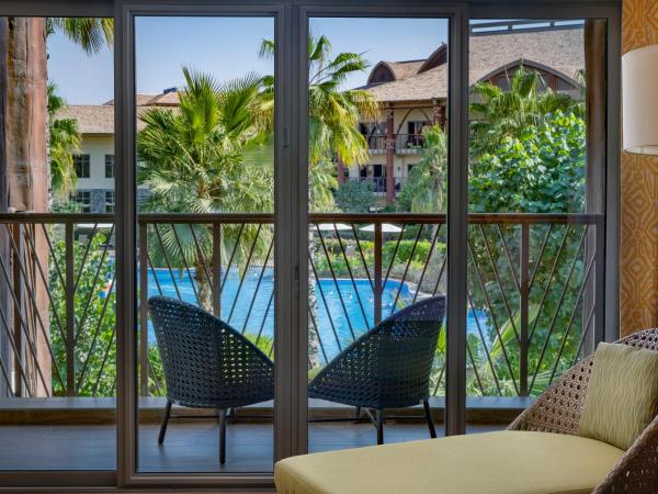 Lapita, Dubai Parks and Resorts, Autograph Collection : photo 1 de la chambre room with theme park access, guest room, 1 king, pool view (complimentary beach access to sheraton jbr and shuttle to moe & dubai mall)