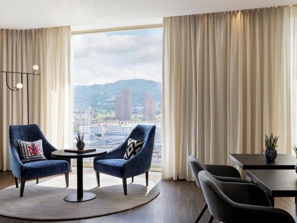 Renaissance Zurich Tower Hotel : photo 5 de la chambre chambre lit king-size avec accès au salon club - dernier Étage