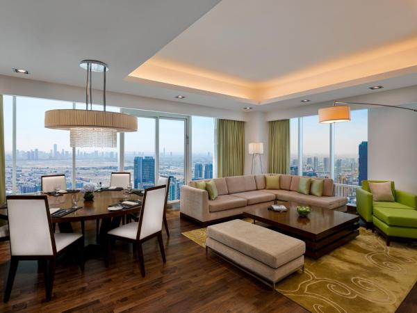 La Suite Dubai Hotel & Apartments : photo 6 de la chambre deluxe three bedroom penthouse - complimentary transfer to mall of the emirates, insurance market metro station & jbr beach