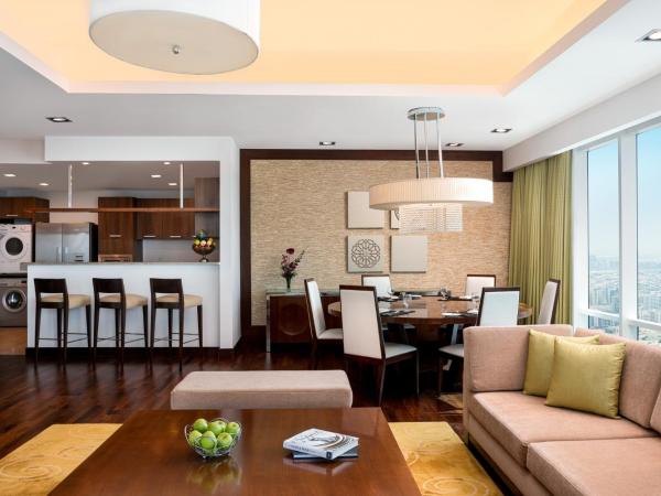 La Suite Dubai Hotel & Apartments : photo 5 de la chambre deluxe three bedroom penthouse - complimentary transfer to mall of the emirates, insurance market metro station & jbr beach