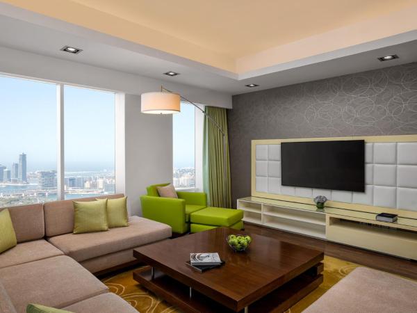 La Suite Dubai Hotel & Apartments : photo 4 de la chambre deluxe three bedroom penthouse - complimentary transfer to mall of the emirates, insurance market metro station & jbr beach