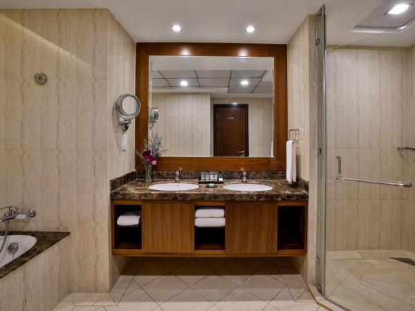 La Suite Dubai Hotel & Apartments : photo 4 de la chambre studio - complimentary transfer to mall of the emirates, insurance market metro station & jbr beach