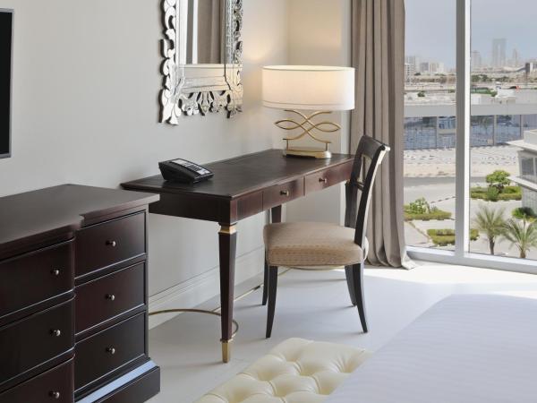 Delta Hotels by Marriott Dubai Investment Park : photo 1 de la chambre executive king room with pantry lounge access and shuttle bus to jbr beach and various shopping malls