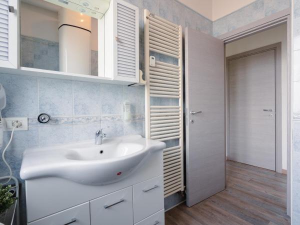 B&B Elegance : photo 10 de la chambre chambre double avec salle de bains privative