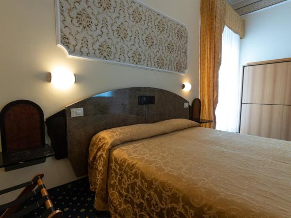 Hotel River fronte mare con piscina : photo 6 de la chambre chambre familiale - vue latérale sur mer