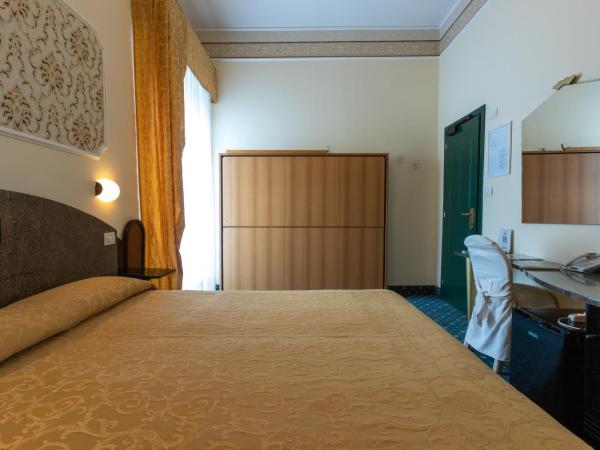 Hotel River fronte mare con piscina : photo 7 de la chambre chambre familiale - vue latérale sur mer