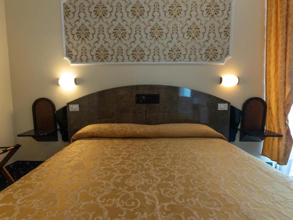 Hotel River fronte mare con piscina : photo 9 de la chambre chambre familiale - vue latérale sur mer