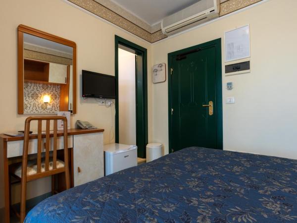 Hotel River fronte mare con piscina : photo 6 de la chambre chambre double ou lits jumeaux - vue latérale sur mer