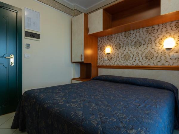 Hotel River fronte mare con piscina : photo 5 de la chambre chambre double ou lits jumeaux - vue latérale sur mer