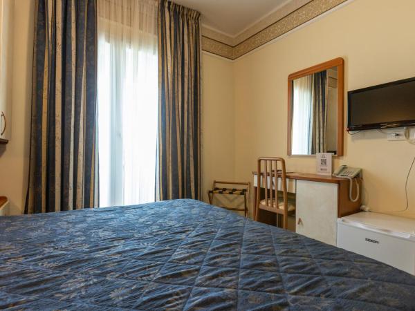 Hotel River fronte mare con piscina : photo 4 de la chambre chambre double ou lits jumeaux - vue latérale sur mer