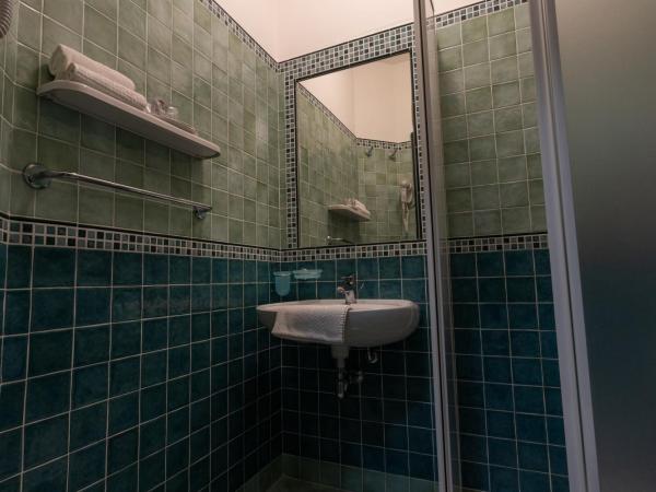 Hotel River fronte mare con piscina : photo 8 de la chambre chambre triple