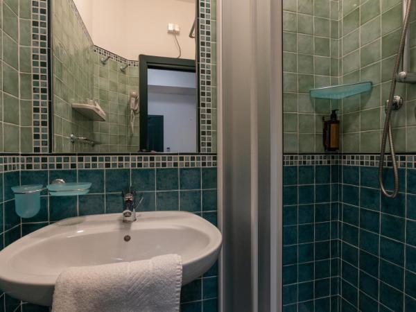 Hotel River fronte mare con piscina : photo 9 de la chambre chambre triple