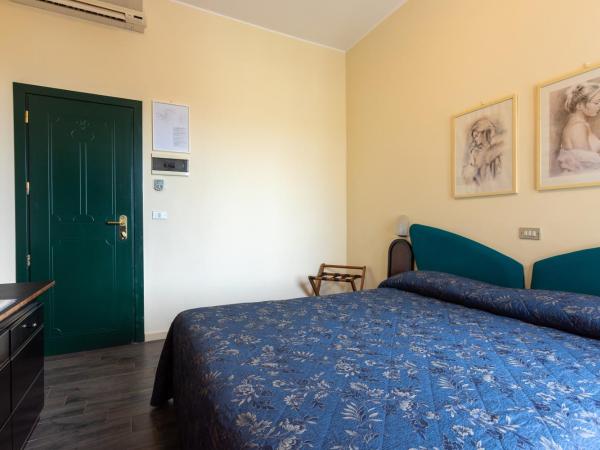 Hotel River fronte mare con piscina : photo 5 de la chambre chambre double ou lits jumeaux