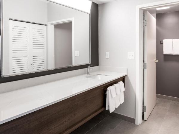 Courtyard by Marriott Charlotte Ballantyne : photo 4 de la chambre suite 1 chambre lit king-size avec canapés-lits