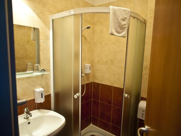 Canada Hotel Budapest : photo 10 de la chambre chambre triple